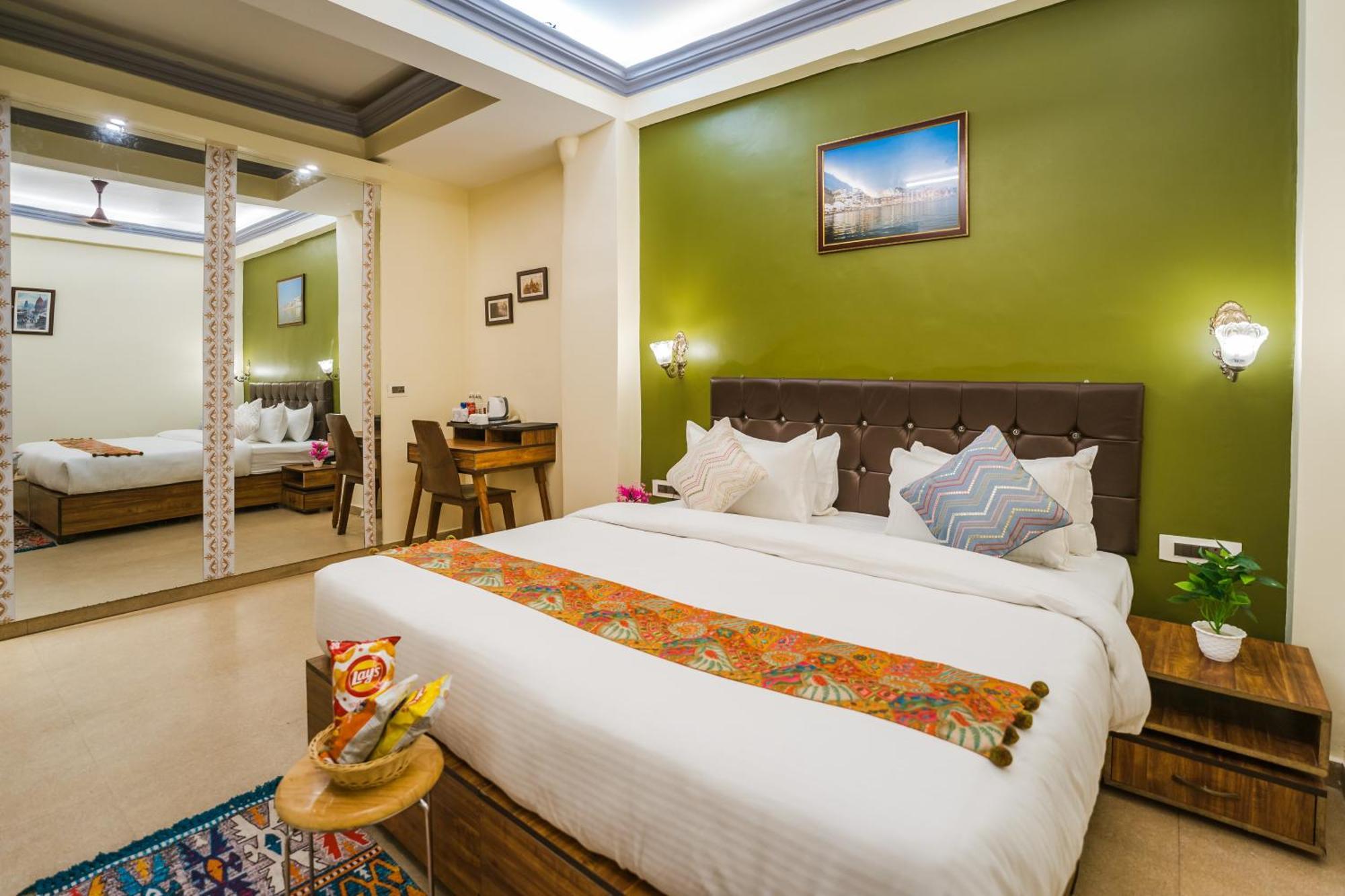Hotel Tripli Silver Shine